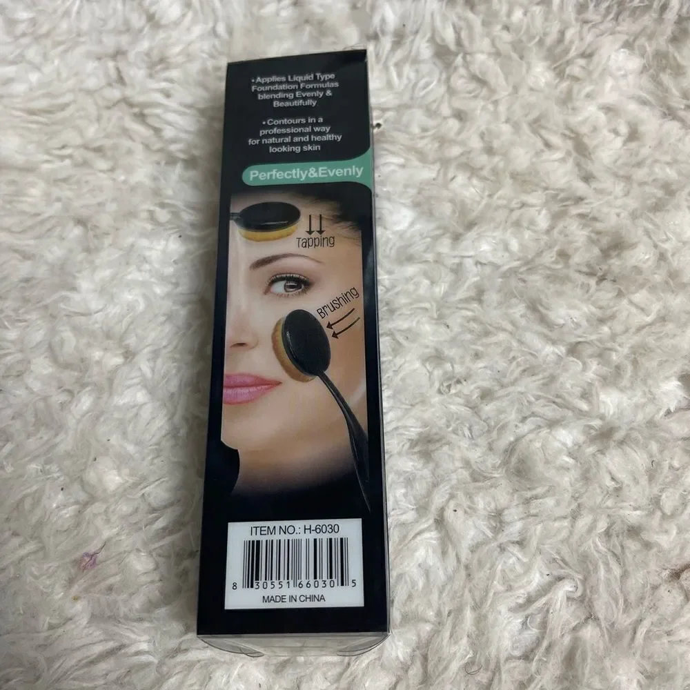 New in box Oval Blending & Contouring Brush